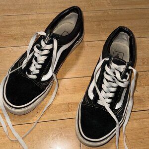 VANS OLD SKOOL BLACK AND WHITE VANS -WOMENS 8.5/ MENS 7 - SLIGHTLY USED